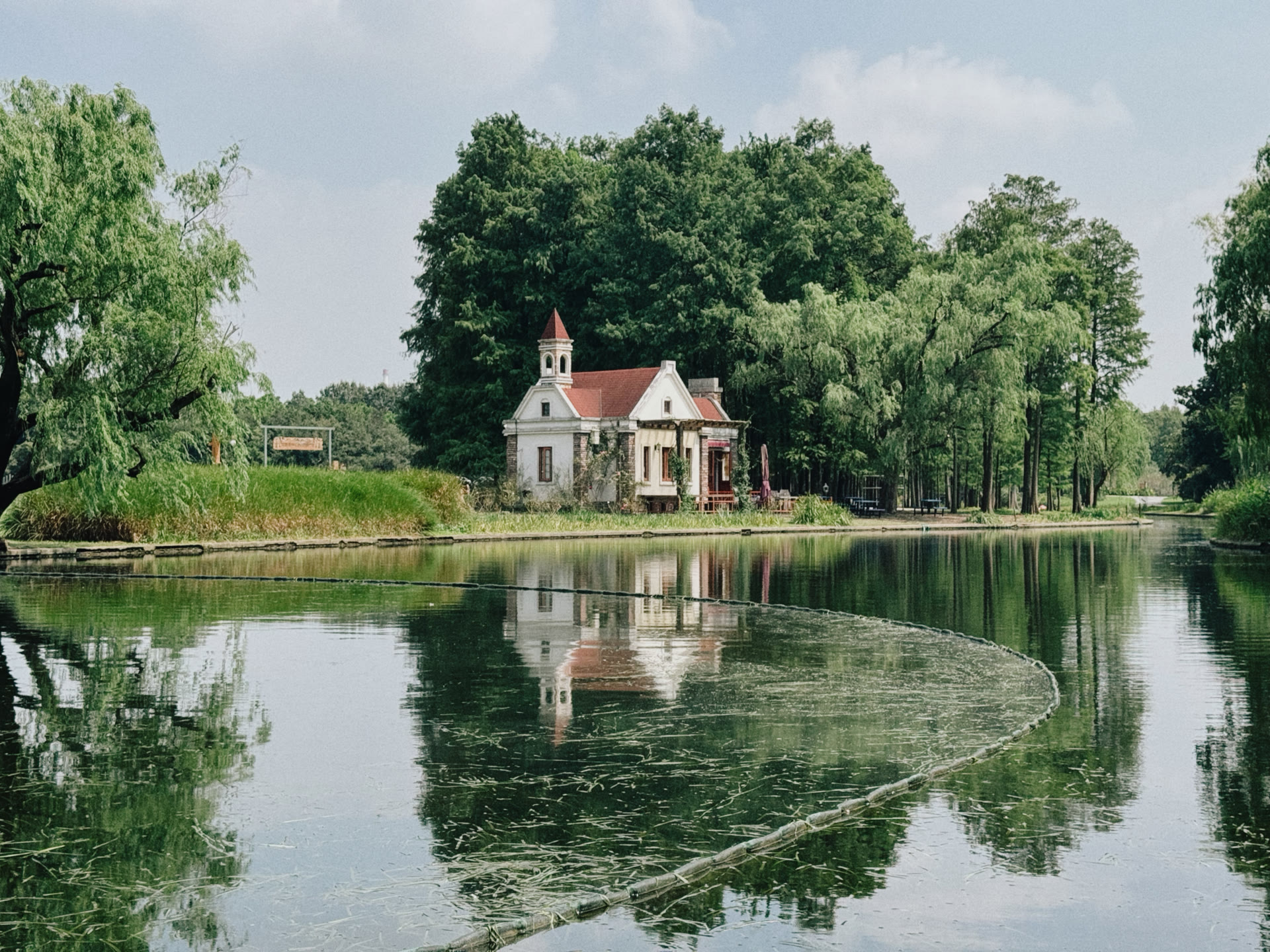 Gongqing Forest Park · What I saw · The cabin beside the lake