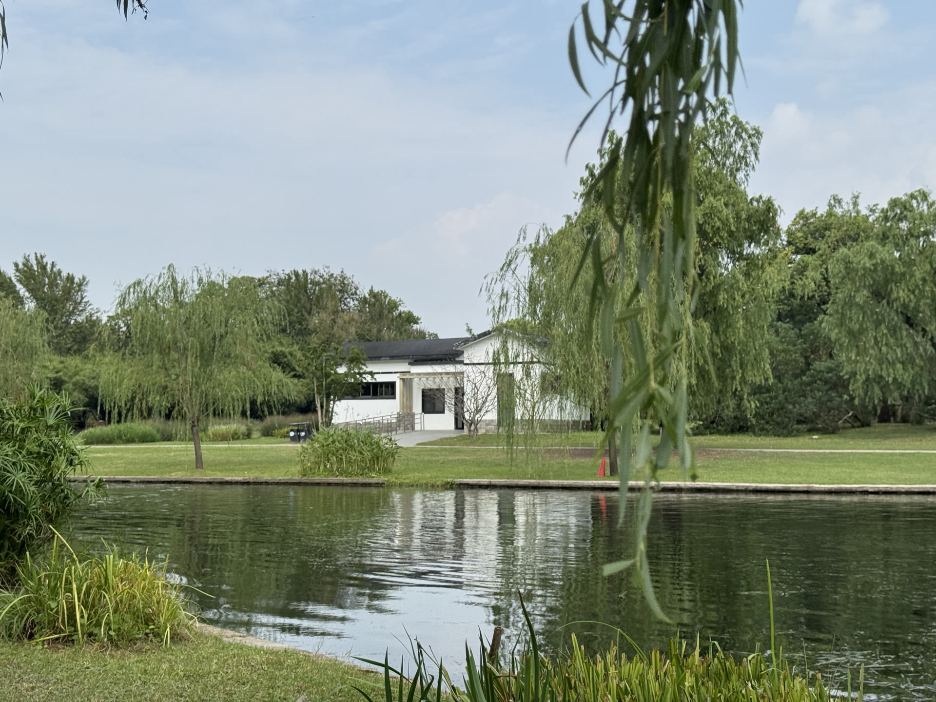 Gongqing Forest Park · What I saw · White walls and the water’s edge